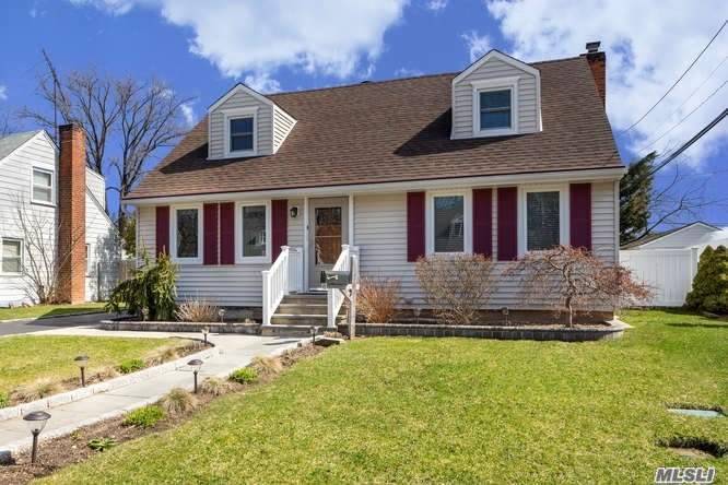 Most Desired Norwich Green Section. Move In Condition. Homeowners Spared No Expense In Updates. Wood Floors, Cac, Fabulous Kitchen.