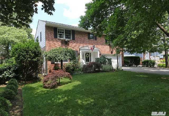 Move Right Into This Perfectly Perfect 5 Family Bedroom Brick Colonial With 3.5 Baths.  This Wonderful Home Features; Hardwood Floors Thruout,  New Roof,  New Finished Basement With Fabulous Entertaining Built Ins And Speakers,  Ugs,  2 New Full Baths,  Won't Last! East Williston Sd!