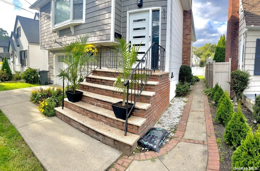 Single Family in North Baldwin - Stowe  Nassau, NY 11510