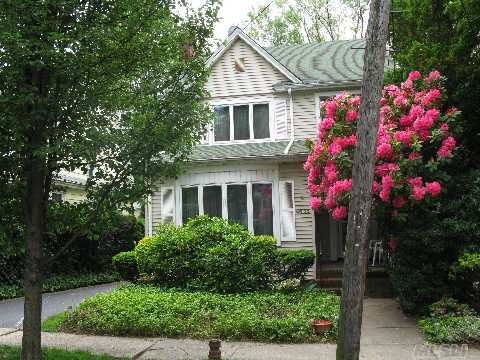 Beautiful Colonial Three Bedrooms On Cul-De-Sac. Walk To All. Great Neck South Schools.