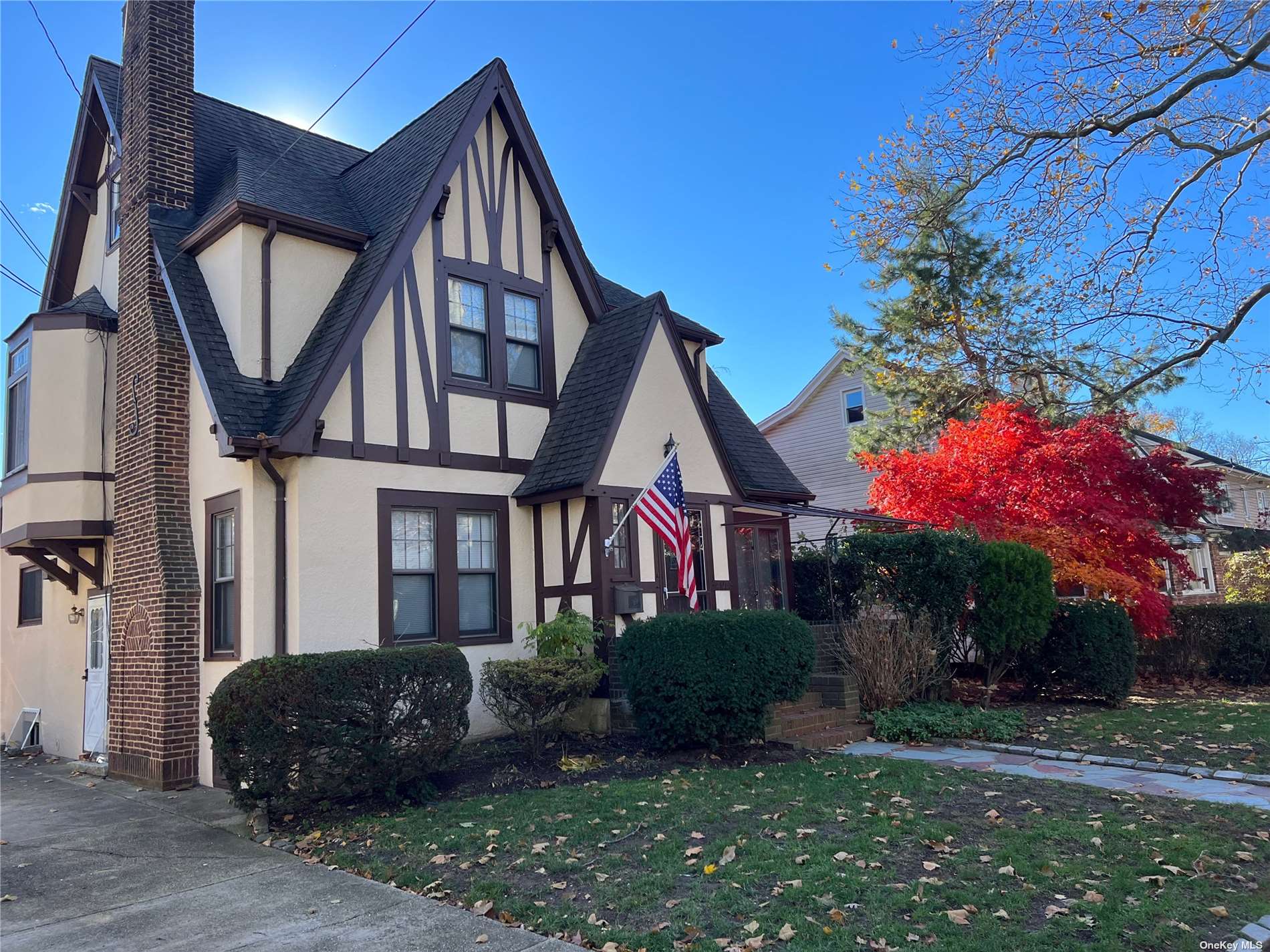 Single Family in Cedarhurst - Summit  Nassau, NY 11516