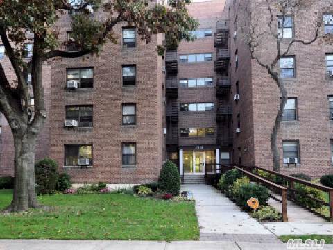 Perfect 1 Bedroom In Windsor Park, Community Pool And Tennis. Great Location Overlooking The Park. Tons Of Parking!