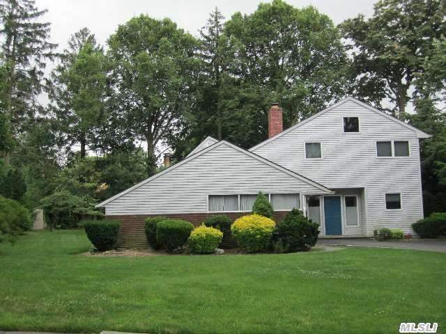 Wonderful Country Club Home Featuring Almost 3000 Sq. Ft. Of Living Space. This Home Offers 4 Bedrooms And 3 Full Baths And A Spectacular Family Entertainment Room That Boasts Hardwood Floors And Skylights. A Must See In The East Williston School District.