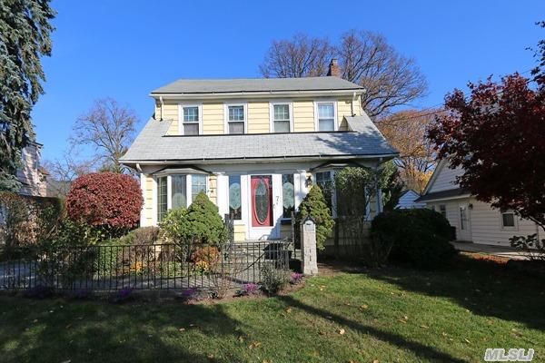 Beautiful, Sunny Colonial W. Spacious L/R W. F/P, Den, New Eik & Powder Rm. Kitchen Peninsular Opens To Fdr. Upstairs 3+ Large Bedrooms, Generous Skylit Full Bath W. Jacuzzi Tub & Shower, Walk In Closets Plus Add'l Room. Gorgeous Hardwood Floors & Open/Flowing Floor Plan! Part Of Gn South Sd/Lakeville Elementary, This Home Is Just A Block To The Lirr, Buses & Shopping!!!