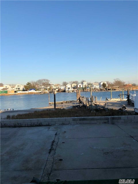 Waterfront View & Access. Close To Jfk Airport & Charles Park.