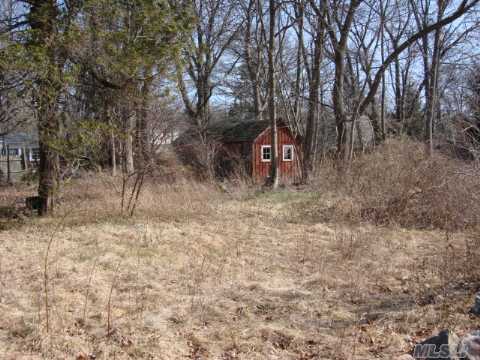 Build Your Dream Home Will Need All Permits. Quiet Treed Location Close To Water South Of Montauk Highway.