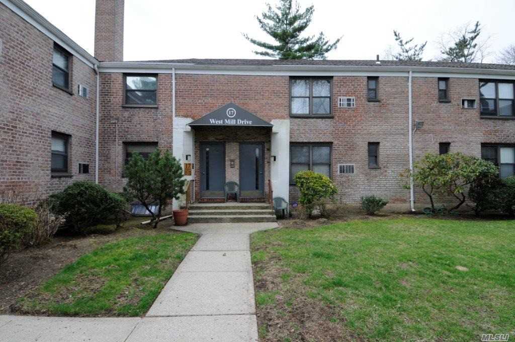 Welcome Home To This Beautifully Updated Unit On The Top Floor Featuring Gleaming Hardwood Floors, Stainless Steel Appliances, And A Private 1 Car Garage. Maintenance Fee Includes Taxes, Water, Heat, And Garage. Just Minutes To The LIRR Station And Close To Shops. Amenities Include Olympic-Sized Pool, Playground, Dog Park, And Party Room!