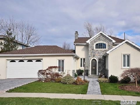 New Renovations In 2015, Orchard Beach Ranch W Rebuilt Lower Level W Priv. Entrance. Unique In Layout, Open Plan, Possible Mother/Daughter.A Few Minutes To Dock And Restaurants On Manhasset Bay. Park W New Pool Complex, Beach Etc. Easy Trans To Town And Train