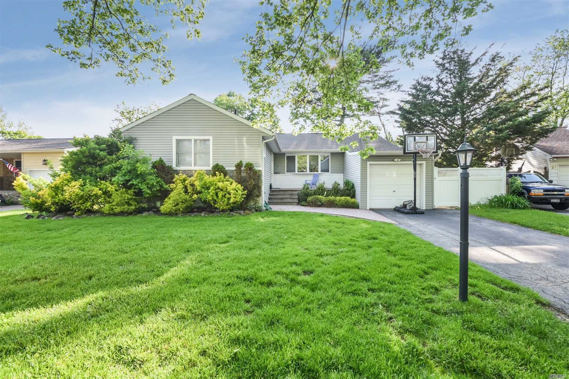 Location, Location!Best Value In Sd #14. 3 Bedrooms, Master Bath, Eat-In Kitchen With Granite Countertops And Stainless Steel Appliances. , Main Floor Den Full Finished Basement With Separate Enterance, Quiet Tree Lined St. Oakwood Floors Throughout.