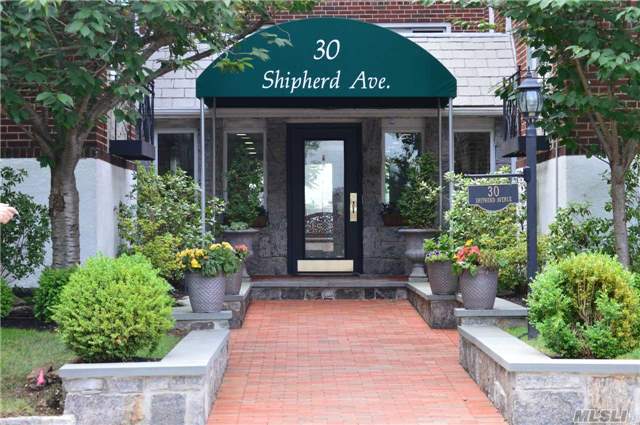 Mint Large One Bedroom, Large Living Room, Foyer, Updated Kitchen Great Co-Op For City Commuter, Close To Train, 30 Min To Manhattan, Low Maintenance Of 729.