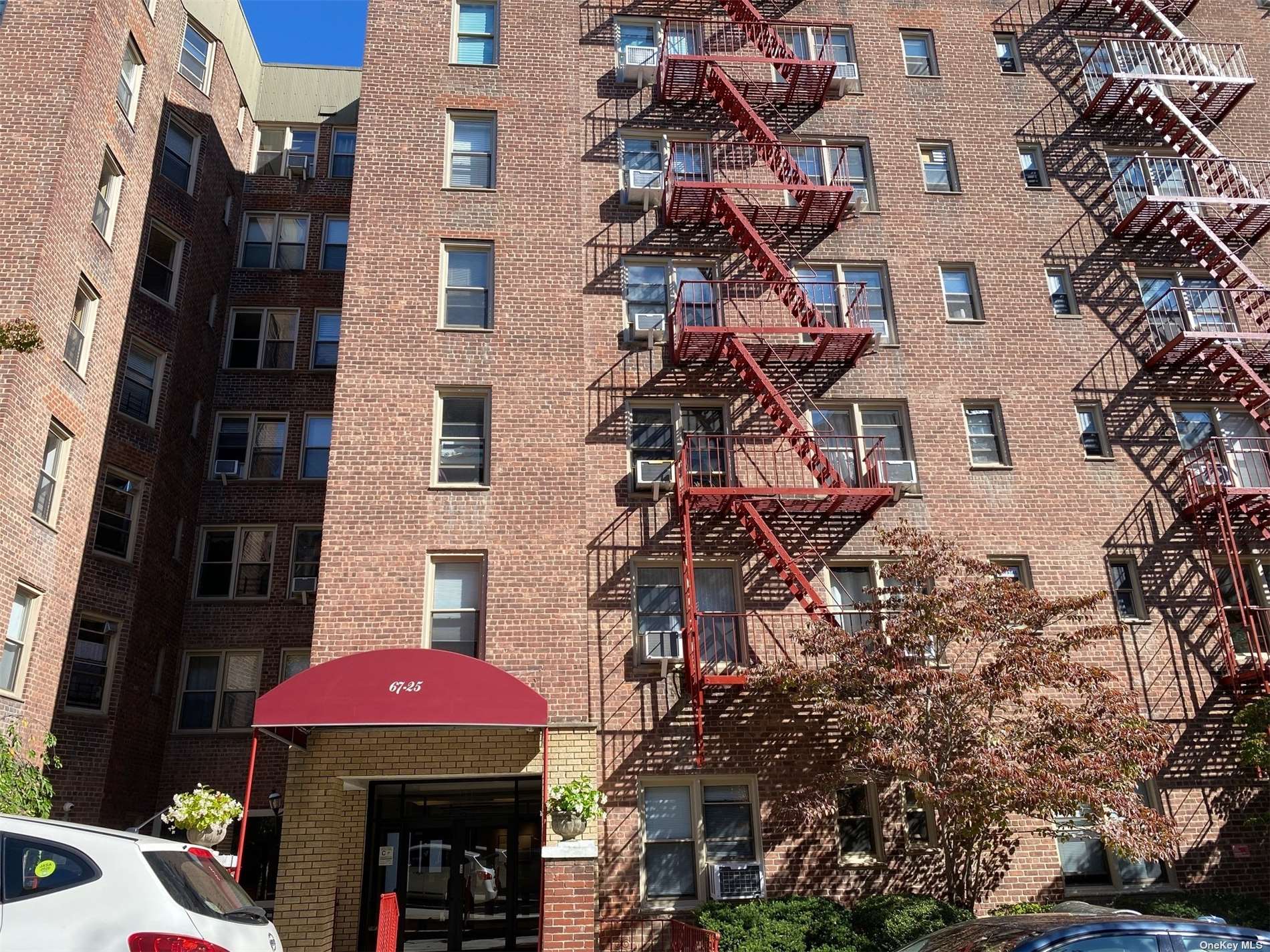 Apartment in Forest Hills - Clyde Street  Queens, NY 11375