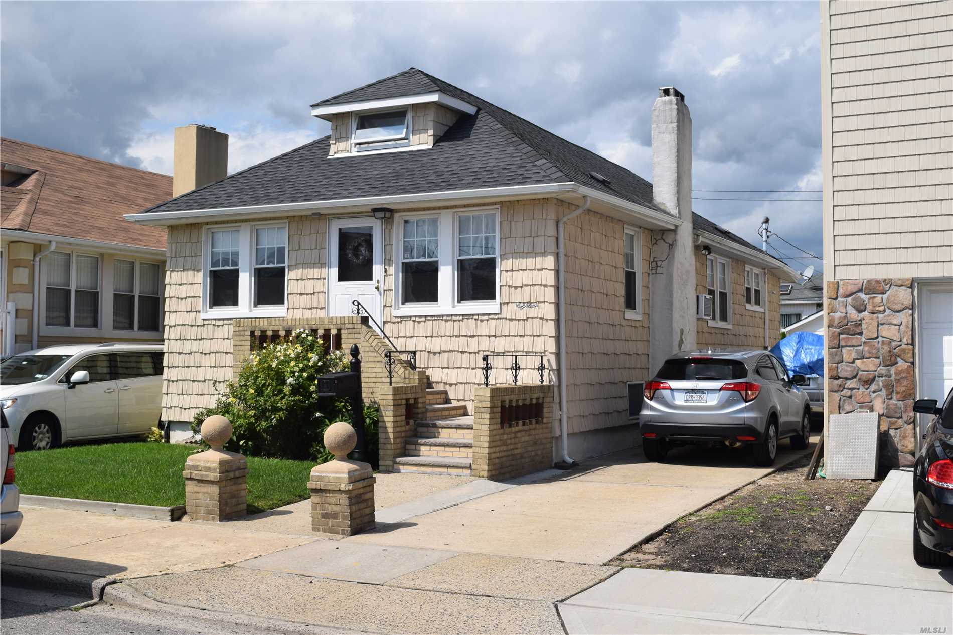 Beautful Ready To Move In Ranch. 3 Bdrms 1 Bath Hard Wood Floors Nestled On Cul-De-Sac. Full Basement And Walk Up Attic Gives Plenty Of Added Space For Storage Or Extra Rooms. Private Yard With Detached Garage. Close To Lirr And Hegarty School. Make This House Your New Home.