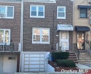 Single Family in Queens Village - 220th  Queens, NY 11427