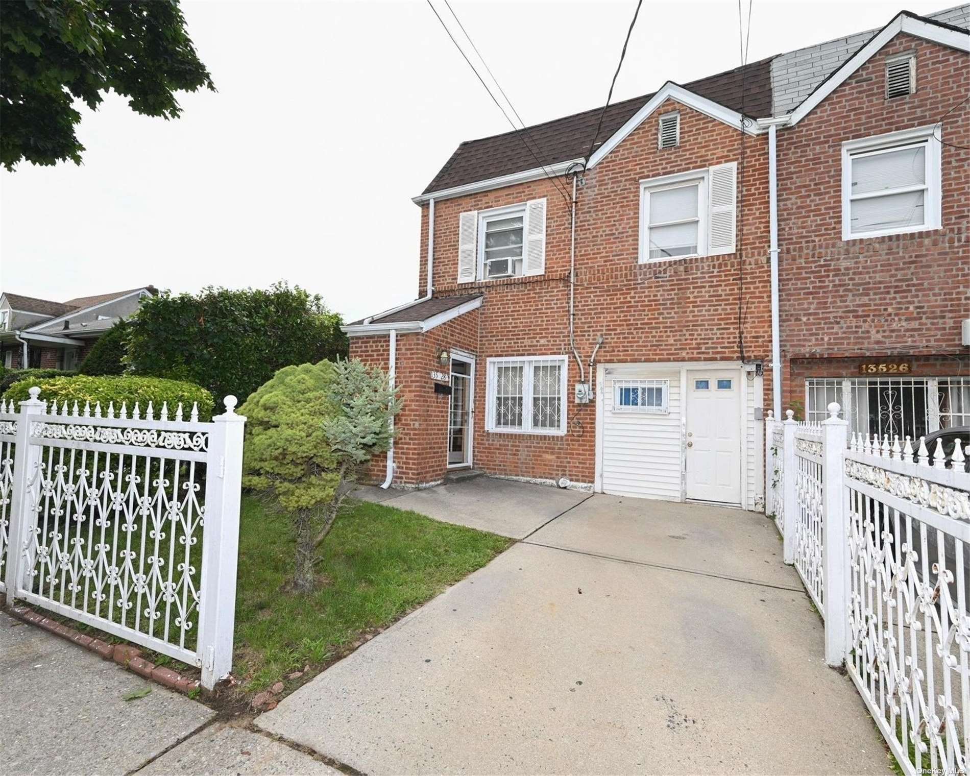 Single Family in Laurelton - 225th  Queens, NY 11413