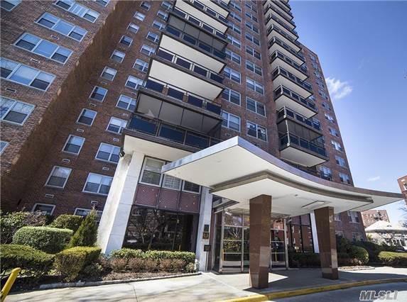 Luxury Building With 24 Hr Doorman, Rooftop/Sundeck, Play Area. Laundry On Each Unit, And Bike Room, Valet Parking, By Efmr And Lirr. Convenient To All.