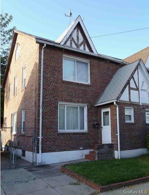 Single Family in Cambria Heights - Nashville  Queens, NY 11411