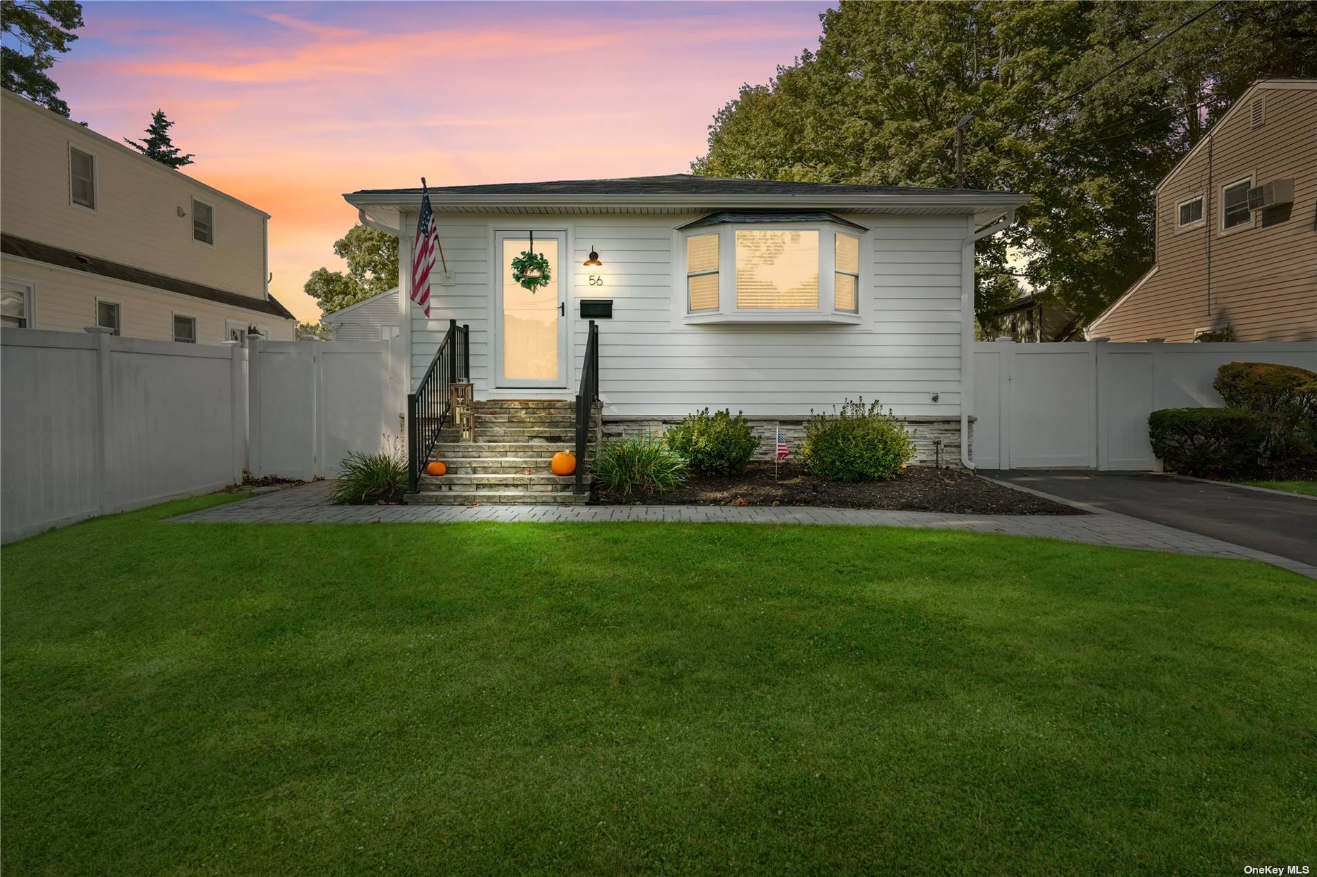 Single Family in West Islip - Morris  Suffolk, NY 11795