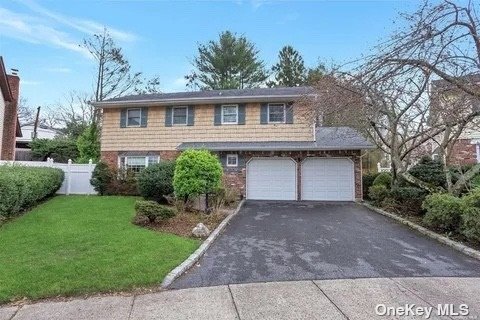 Single Family in Huntington Station - Stuart  Suffolk, NY 11746