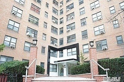 Spacious Apartment For Sale In A Luxury Development. The Unit Features Beautiful Hardwood Floors Throughout, Bright Rooms, Updated Kitchen And Bathroom. All Utilities Are Included! Close To Subway, Buses, Shops And Schools.