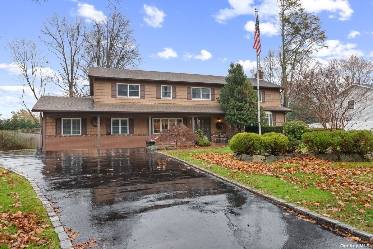 Single Family in Commack - Delmar  Suffolk, NY 11725