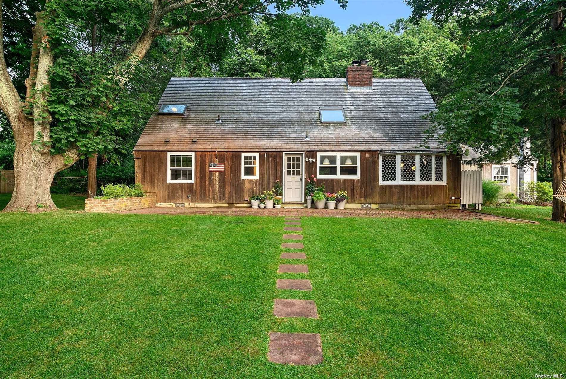 Single Family in East Hampton - Hands Creek  Suffolk, NY 11937