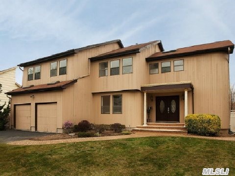 Beautiful Wide Line/Contemporary/ Colonial Built In 1989,  Melville Court,  Mid-Block Location In Private Community,  Prestigious Half Hollow Hills Sd #5. Family Rm W/Marble Fpl,  Mbr Suite W/ Jacuzi/Fbth & 2 Wic's,  Br/Fbth,  Vaulted Ceilings,  Skylights,  Cac,  200 Amp. New 6 Ft Pvc Fencing. $175 Per Month For Pool/Tennis/Common Landscaping. Taxes Without Star.