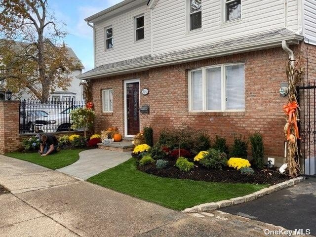 Single Family in Kew Gardens - 127th  Queens, NY 11415