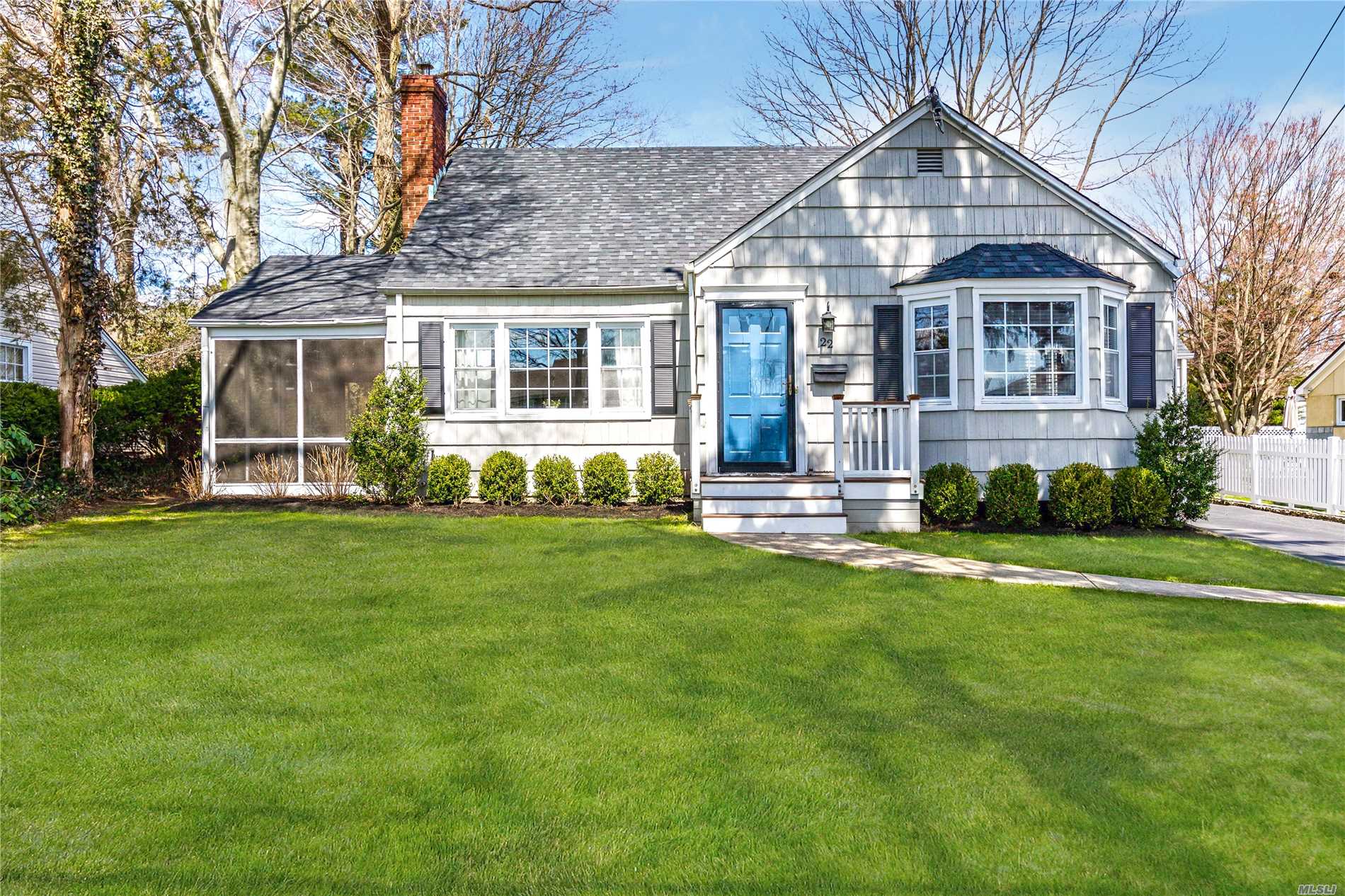 Prime Location In The Heart Of Glen Head On The North Shore Of Long Island. This Bright, Pristine, Blue Door Colonial Is Set On An Oversized 70X138 Lot And A Superb Double Wide Tree Lined Street. Beautiful Backyard. Quality Finishes And Updates Since 2011 Include Renovated Kitchen And Baths, Natural Gas Heat Conversion And Central Air. New Roof 2016. 3 Bedrooms Plus An Office/Nursery. North Shore Schools And Glenwood Landing Elementary. Close To Shops, Gourmet Markets, Train, Beaches And Parks.