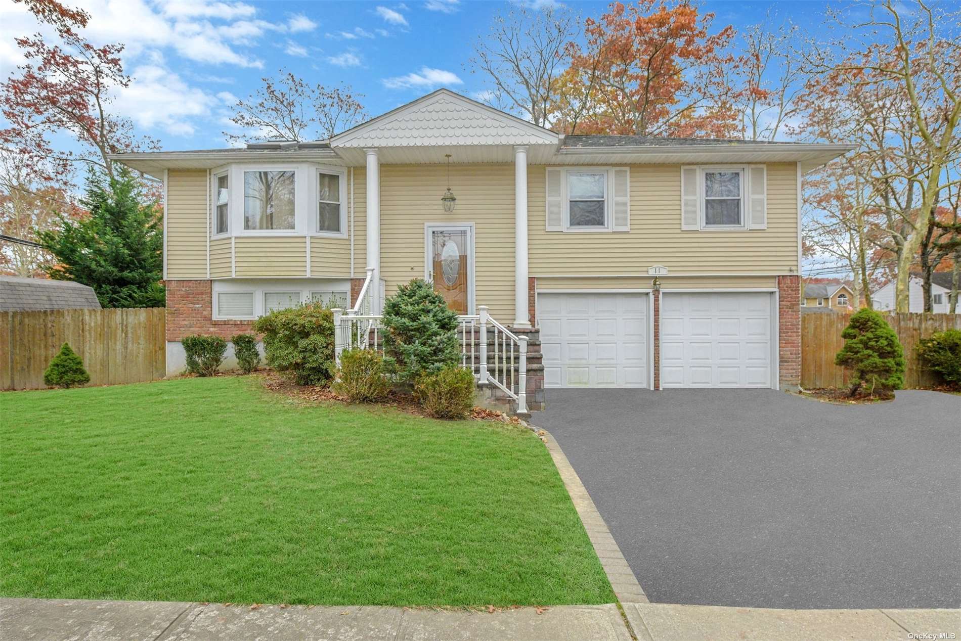 Single Family in Kings Park - Huntington  Suffolk, NY 11754