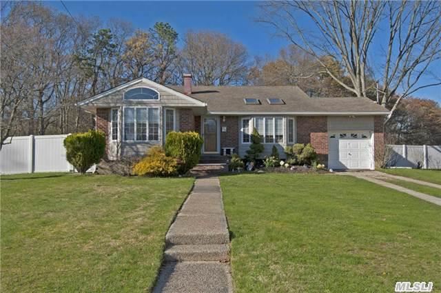 Great Split On Dead End Street With 4 Brs, 1.5 Baths, Lr W/Vaulted Ceilings And Skylights, Bright Eat In Kitchen, Formal Dinning Room, Large Den, Hardwood Floors Thru Out, Set On A Cul-De-Sac, Half Acre Property And Backs The Park, East Islip Schools!