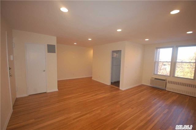 Charming, Top-Floor Studio Apartment In Excellent Building, Close To Shopping, Lirr. Freshly Painted, Hardwood Floors, Move-In Condition. Great Neck Park District Gets You Access To Ice Skating, Parkwood Pool, Steppingstone Park, Tennis. No Board Approval Required.