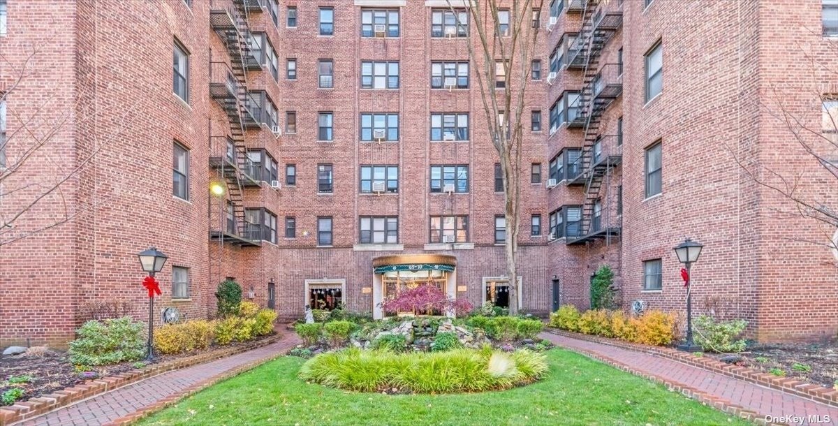 Apartment in Forest Hills - Yellowstone  Queens, NY 11375