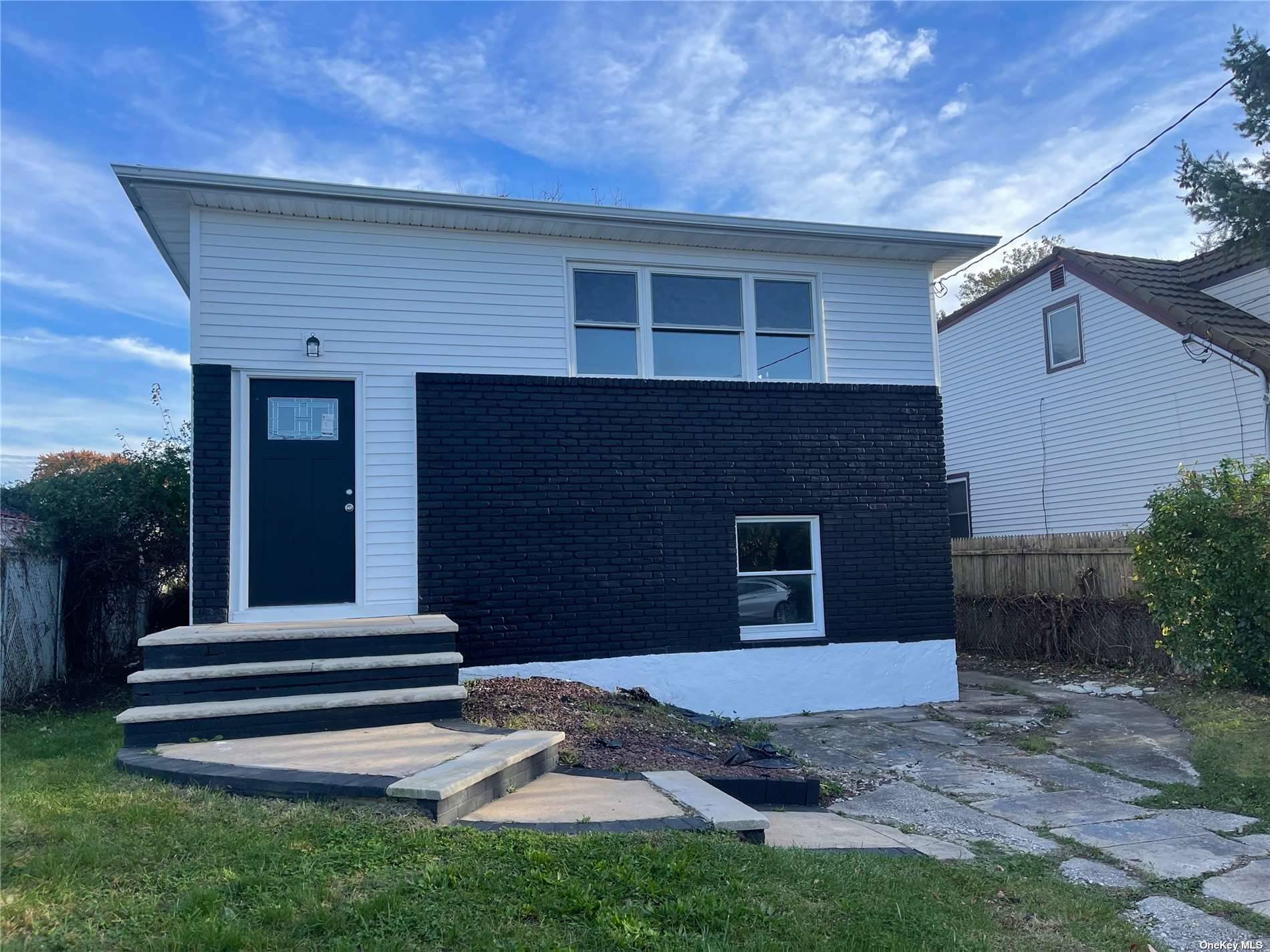 Single Family in Lindenhurst - Dewey  Suffolk, NY 11757