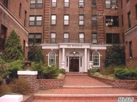 Sponsor Unit. No Board Approval. Huge, Sunny, Western Exposure Facing Park! Two Br/ 2 Baths In An Elegant Pre-War Bldg. Couple Blocks To Lirr & Town. Features Huge Lr, Foyer, Lg. Master W/Bath, Lg. 2nd Br, 2nd Bath, Kitchen, Dr, & High Ceilings. Make This Spectacular With Your Custom Renovations! Low Maintenance. Option North Or South Middle/H. S., Baker Elementary.