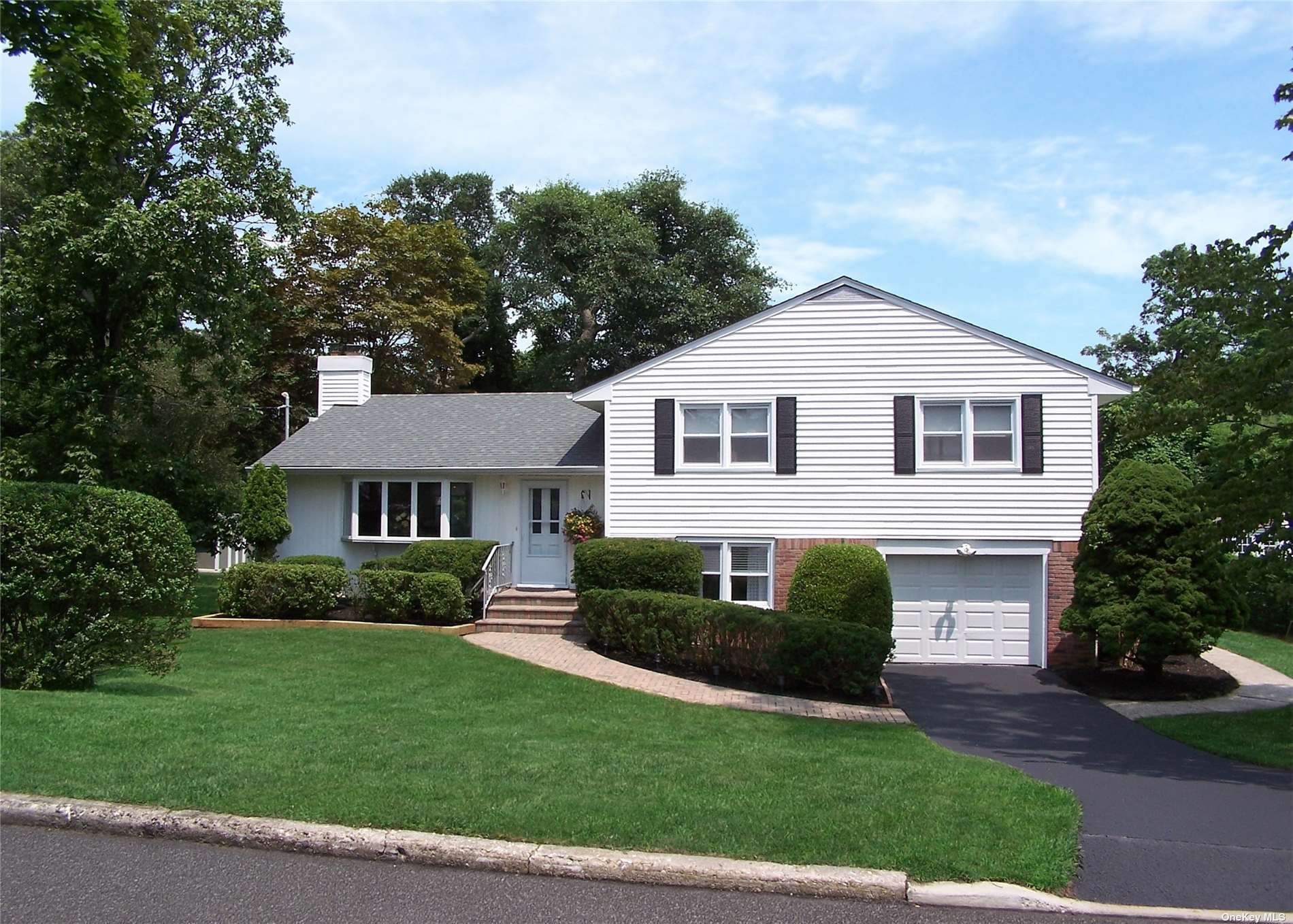 Single Family in Brookhaven - Highview  Suffolk, NY 11719