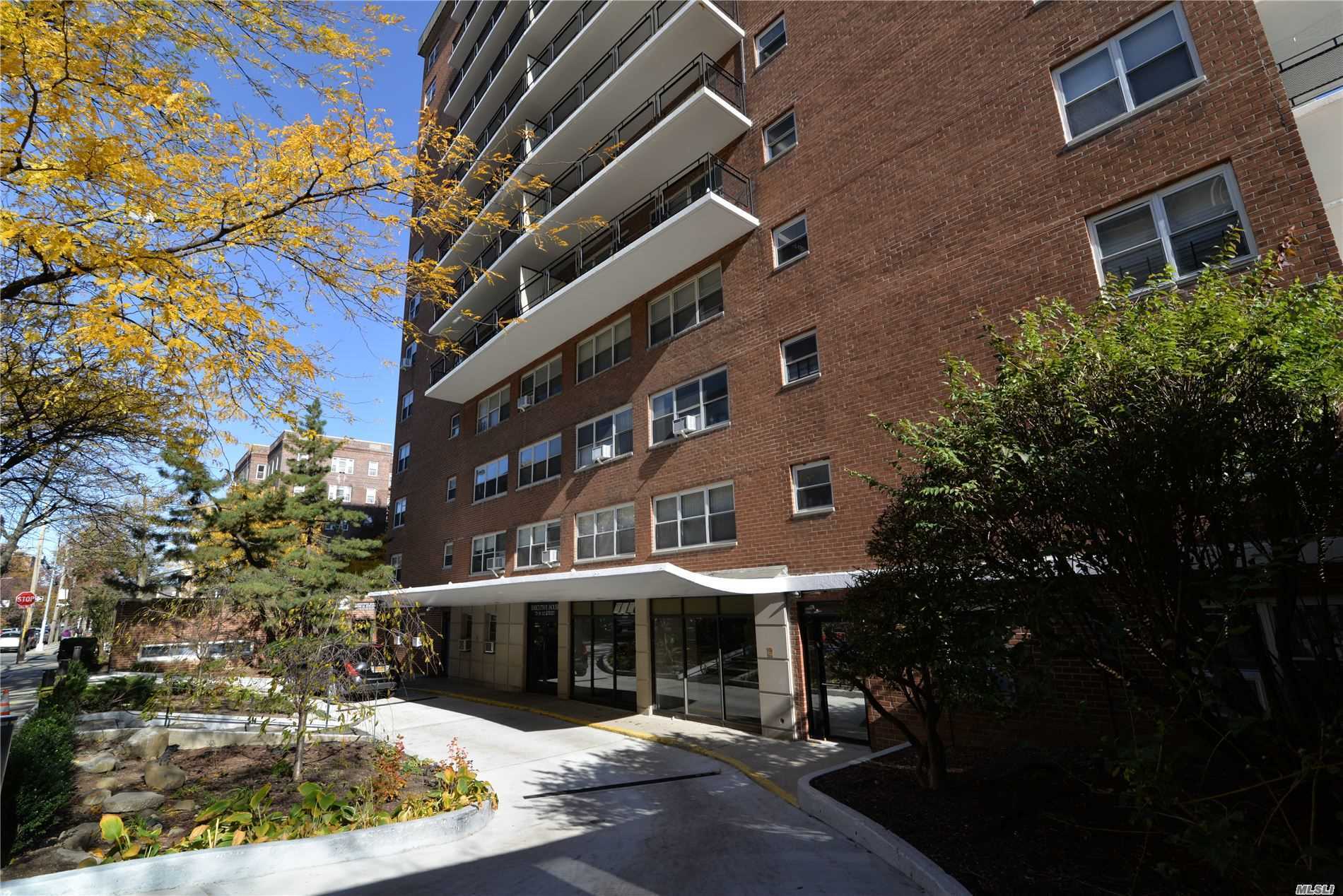 Breathtaking Views of The Manhattan Skyline, Part-time Doormen From Noon to Midnight. 0.4 Miles From E&F Express Train, Large Size of The Balcony, Prime 28 School District With PS 196 And JHS 157, Forest Hills Height School. Pet Friendly