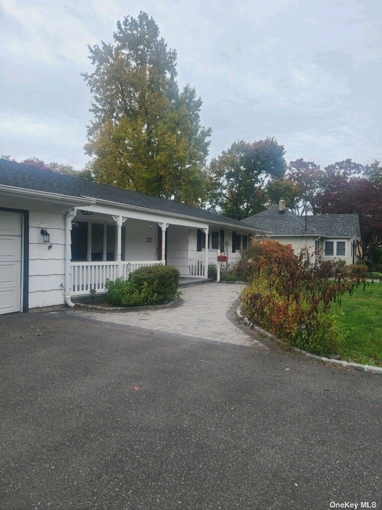 Single Family in Bay Shore - Potter  Suffolk, NY 11706