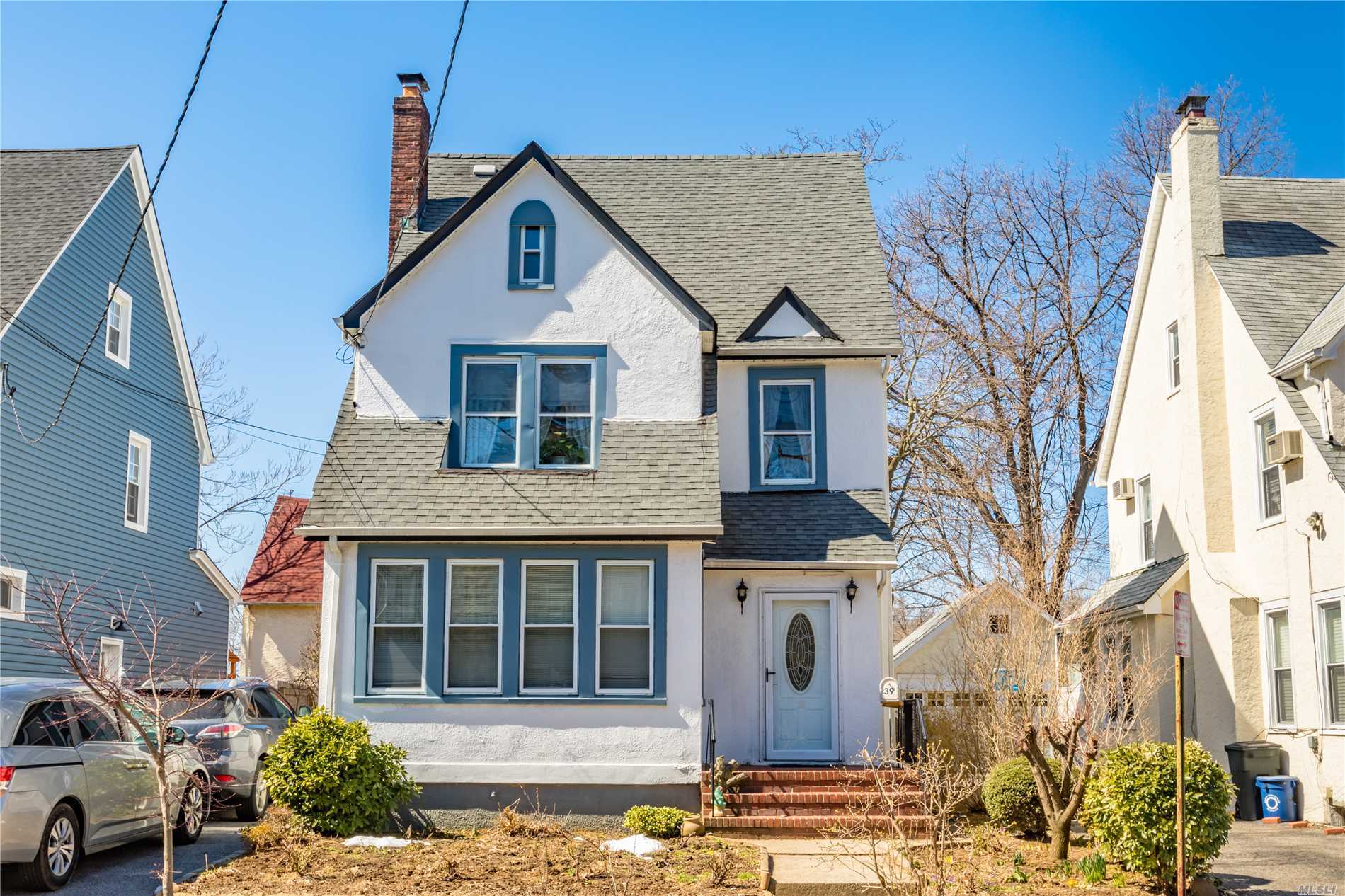 Sunny Colonial, Mint Condition 3/4 Br, 1.5Bas Formal Living Room, Sunny Formal Dining Room, Large Paneled Playroom Or 4th Bedroom In Attic. Sunny Eat-In Kitchen With Breakfast Area. Private Side Door To Clean Basement.