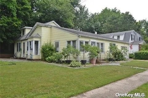 Single Family in Port Washington - Oldwood  Nassau, NY 11050