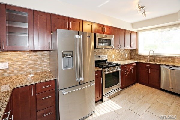 Mint Totally Renovated Condo, Move-In Condition. Maytag Stainless Steel Kitchen Appliances, Gas Oven/Stove, Microwave, 2 New, Full Baths, Hardwood Floors In Turnkey Condition! Prime Location Near Lirr, Town, School, Park, Restaurants, Low Tax & Maintenance!