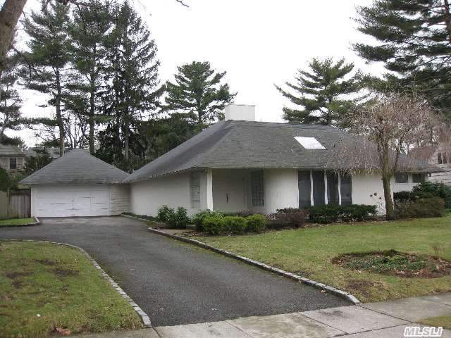 Perfectly Located Expanded Roslyn Country Club Ranch Set On Over 1/3 Acre With Master On First Floor. Large Center Isle Eat In Kitchen,  Oversized Living Room And Dining Room With Vaulted Ceilings And Hardwood Floors. Master Suite Has Dressing Area,  Jacuzzi Oversized Closets.Top East Williston Schools And Near All.