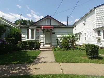 Bright And Sunny Ranch In Heart Of New Hyde Park. Lr, Fdr, Kitchen. 3Br And 1.5 Baths. Features Include Thermo Windows,Attic Fan,New Bath With Radiant Heat, Canadian Maple Floors. Great Starter Home. Close To All.