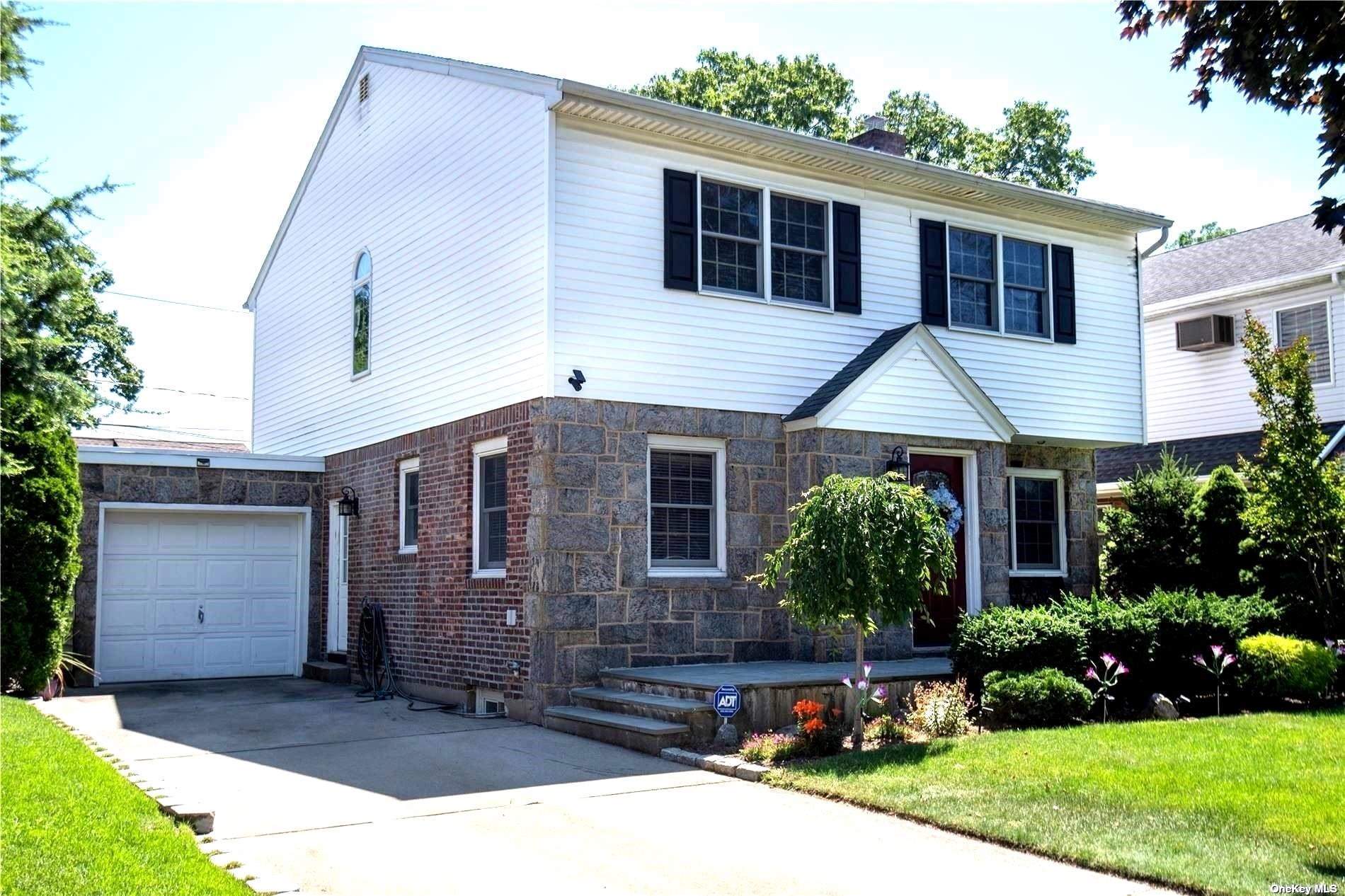 Single Family in New Hyde Park - Willow  Nassau, NY 11040