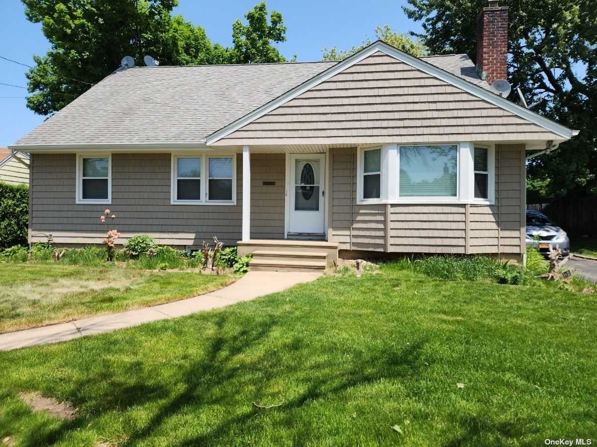 Single Family in Westbury - Roxbury  Nassau, NY 11590