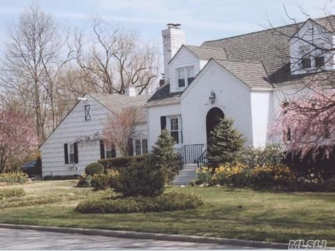 Wonderful Bright & Cheerful3 Bedroom Home With Beautiful English Gardens, In-Ground Pool W/Waterfall & Stone Patio.  Great For Indoor And Outdoor Entertaining, Updated Kitchen And Baths. Views Of The Pond. Private Beach Access With Boat Launch Entrances.  Enjoy Sunrise And Sunsets From This Meticulously Maintained Home.