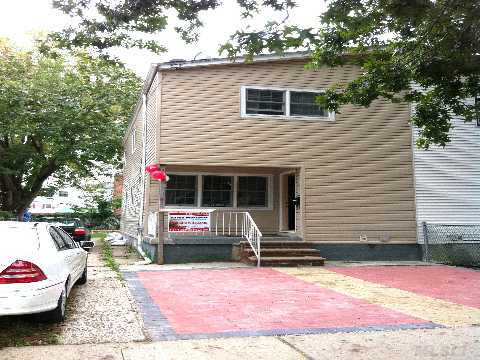 Diamond Condition 1Family Near Bayside Train Station Updated Kitchen W/Lots Cabinets Spacios& Modderm Lr Dining Room Door Leading To The Backyard Large  Beddroom Hardwood Floors Thu-Out.Near All Must See!!