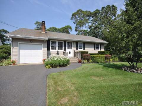 Beautiful Home In Holiday Beach - Enclosed Screened Porch With Sylights, 200 Amp Elec. New Windows, Siding, Roof & Cac About 5 Years Young - Beach & Boating!! Low Maintenace Yard!! Taxes W/Star $7782 