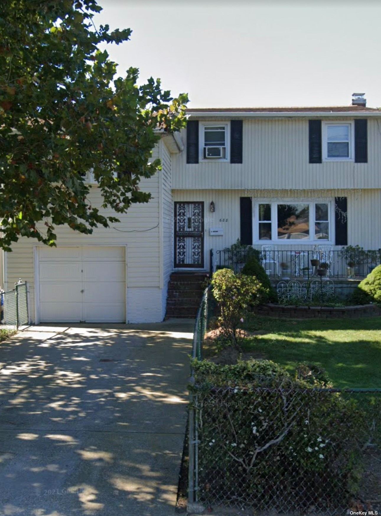 Single Family in Amityville - County Line  Suffolk, NY 11701