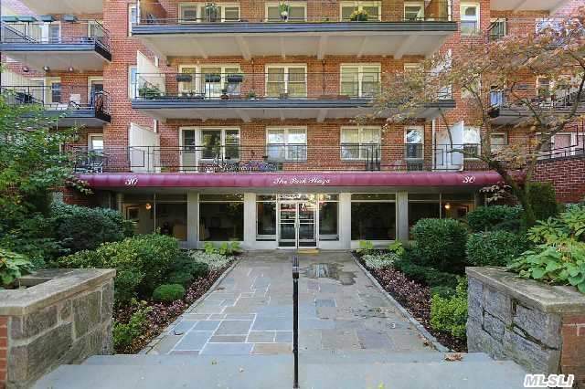 Studio Apartment With Full, Renovated Kitchen In Luxury Bldg. Indoor Parking Spot Available