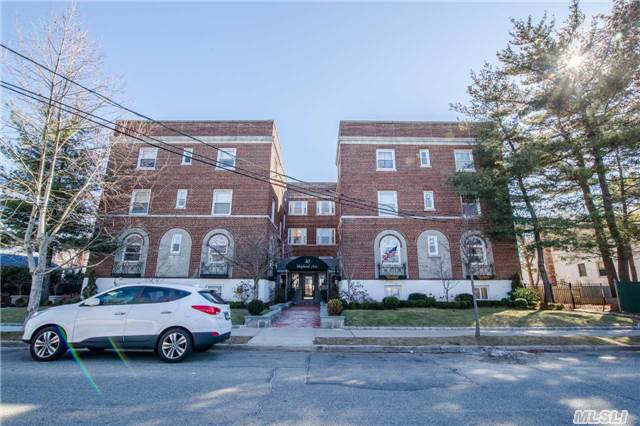 Mint Apartment Has Eat In Kitchen , Large Living Room 2 Bedrooms, Bath , Lots 0F Closets , Storage And Washer Dryer M Lynbrook #20 , Close To Lirr